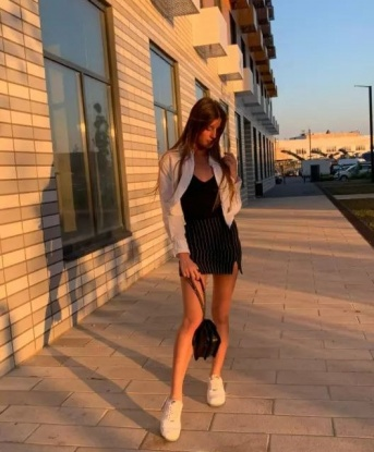 Живу в Москве, и мое тело готово исполнить все твои фантазии. У меня широкий выбор услуг, от экзотического массажа до разнообразных игр в постели. Я обязательно найду нужный ключик для твоего наслаждения. Мои клиенты говорят, что время проведенное со мной – это настоящий рай на земле 😇. Так что, смело позвони мне и дай возможность сделать твои самые сокровенные мечты реальностью. Я в Москве и с нетерпением жду встречи с тобой 🌟. В моем портфолио есть фотографии, чтобы ты смог увидеть, насколько прекрасна и сексуальна я. Жду звонка! 📞 Алина